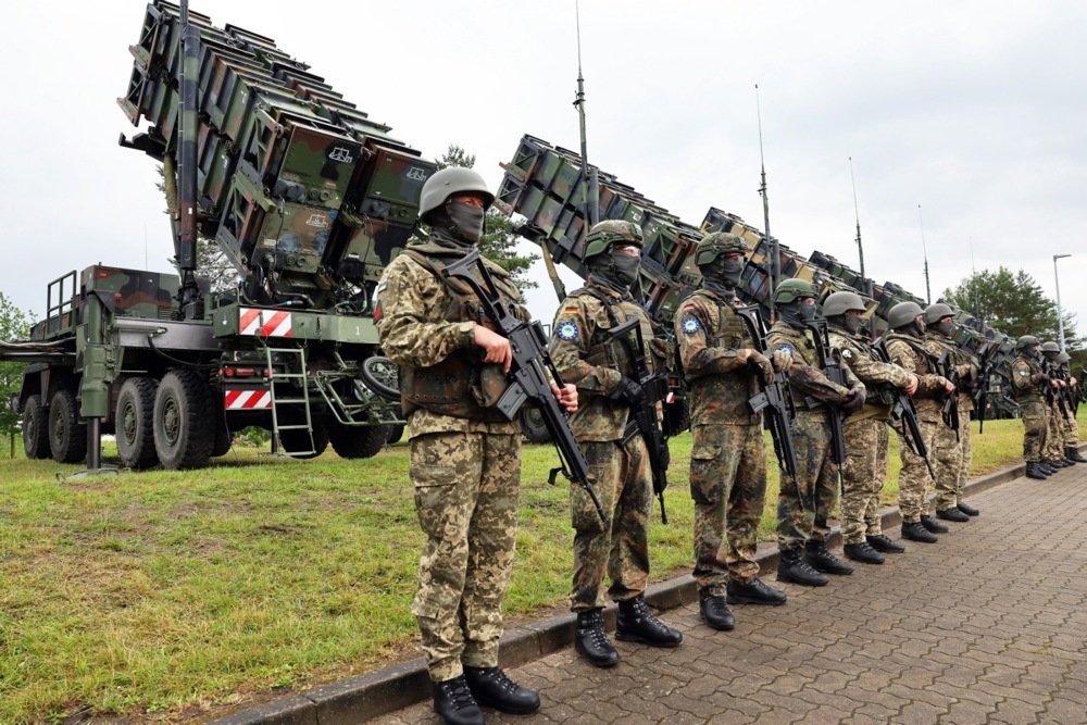 German and Ukrainian soldiers stand in front of Patriot anti-aircraft missile systems during Ukrainian President Volodymyr Zelensky’s visit to a military training area in Germany, 11 June 2024. Photo: EPA-EFE/JENS BUETTNER / POOL
