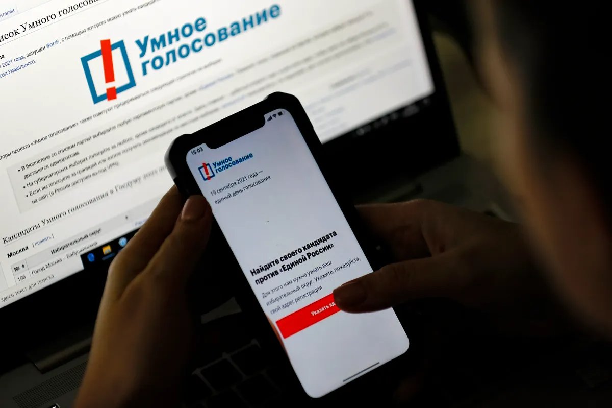 Woman checking the Navalny Smart Voting app on her phone, Moscow, 17 September 2021. Photo: Sergey Ilnitsky / EPA-EFE