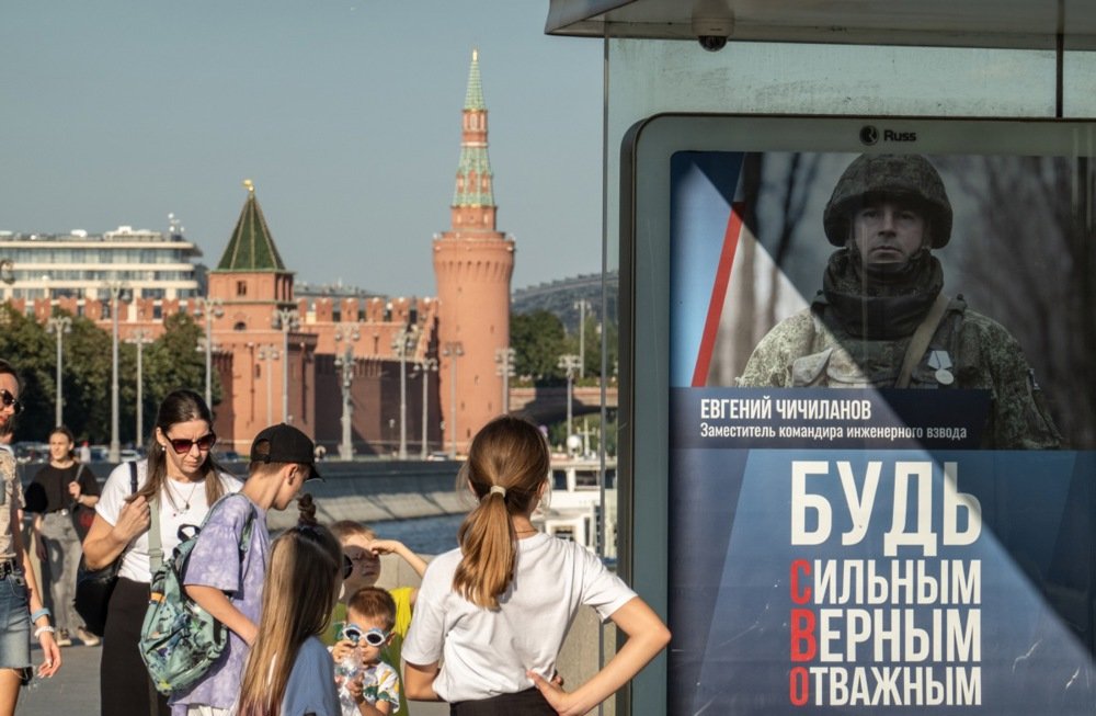 An army recruitment poster in Moscow, 19 August. Photo: EPA-EFE/YURI KOCHETKOV