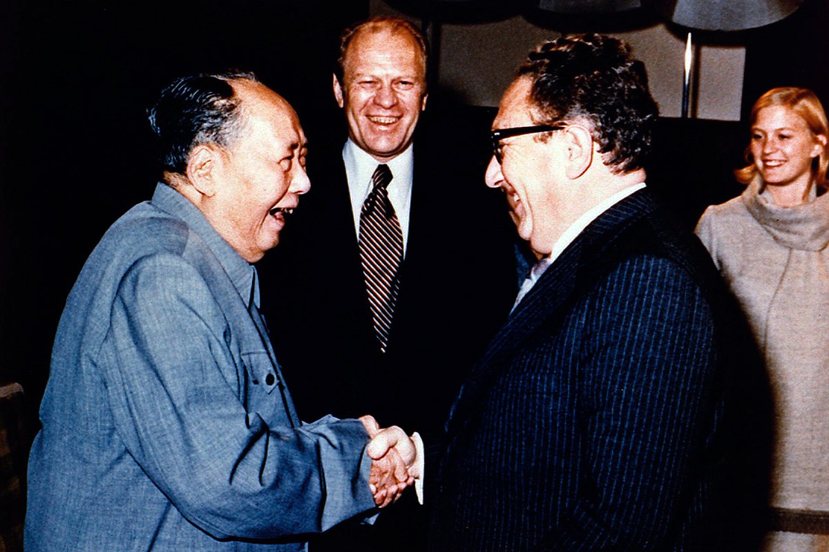 Kryetari Mao Zedong shtrëngon duart me Henry Kissinger ndërsa Presidenti Gerald Ford dhe gruaja e tij shikojnë, Pekin, dhjetor 1975.  Foto: Foto nga Historia / Universal Images Group / Getty Images