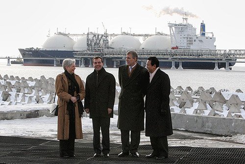 Russian and Western politicians visit the  Sakhalin-II  project on 18 February 2009. Photo by  Wikimedia Commons , CC BY 4.0