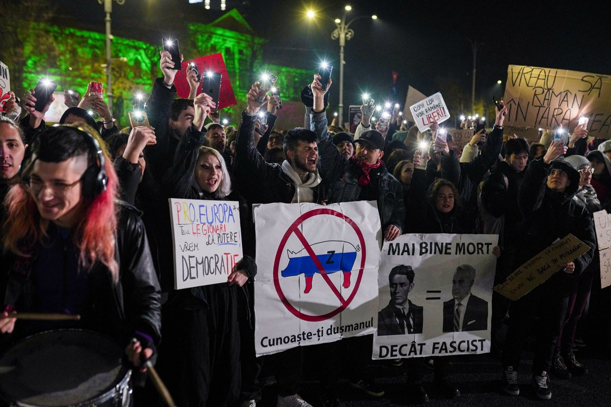 Люди скандируют лозунги во время акции протеста против кандидата в президенты Румынии Кэлина Джорджеску, Бухарест, 27 ноября 2024 года. Фото: Andreea Campeanu / Reuters / Scanpix / LETA