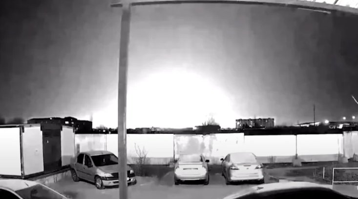 Взрыв на военном аэродроме в Энгельсе. Скриншот записи с камеры видеонаблюдения