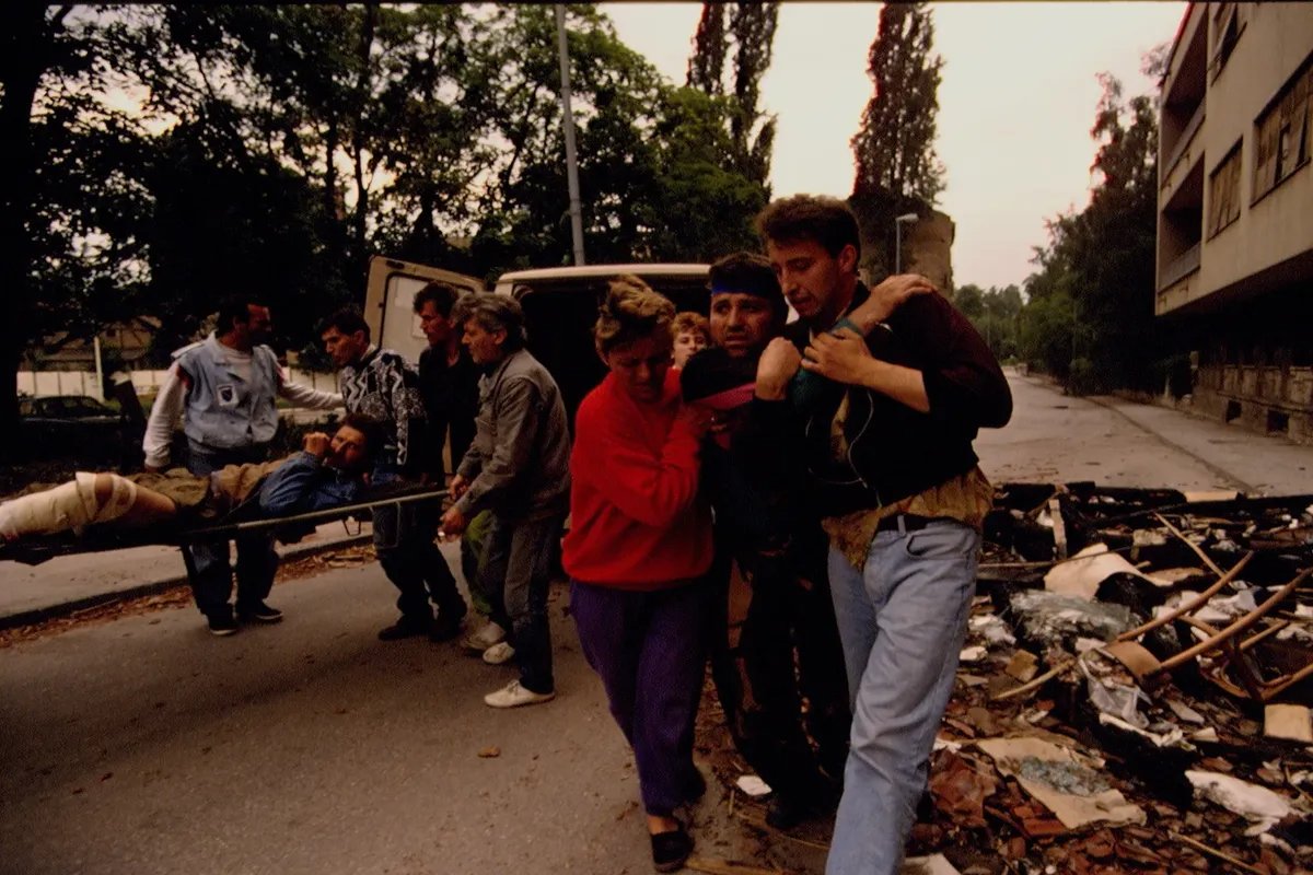Гражданская война в Боснии. Сараево после обстрела. 1 июня 1992 г. Фото: Jon Jones / Sygma / Getty Images
