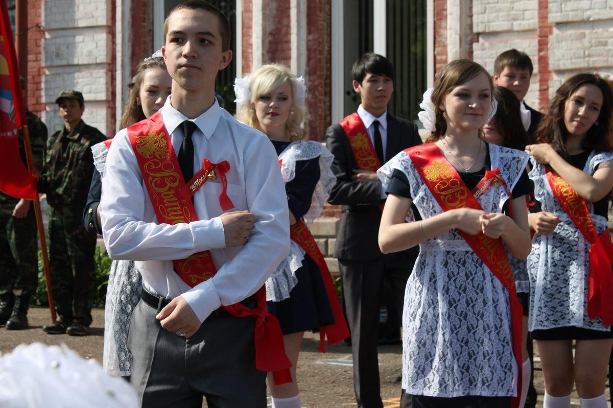 Aleksandr Baturin (left) during high school graduation. Photo from personal archive