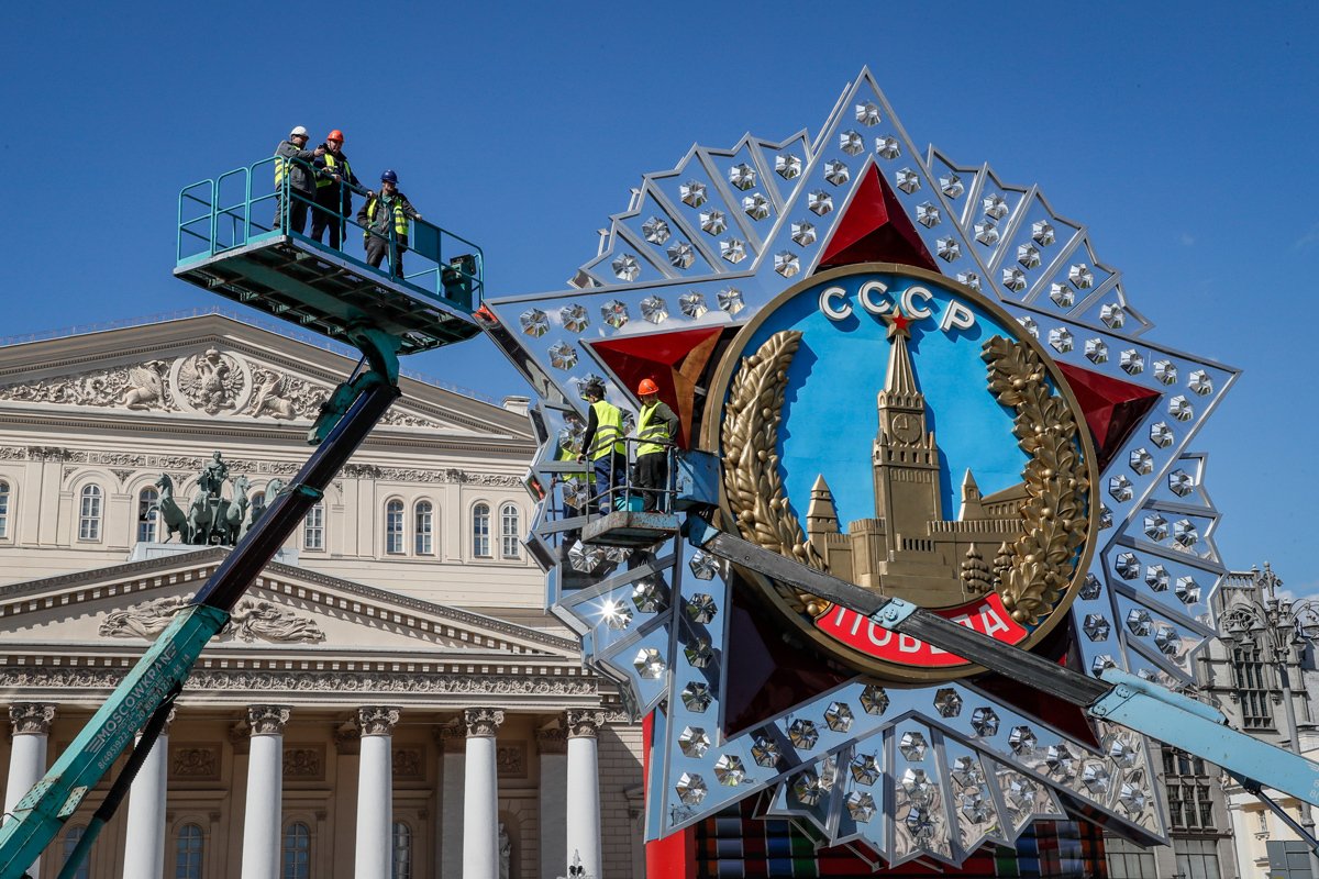 Рабочие устанавливают орден Победы для предстоящего празднования Дня Победы, Москва, 5 мая 2022 года. Фото: Юрий Кочетков / EPA-EFE