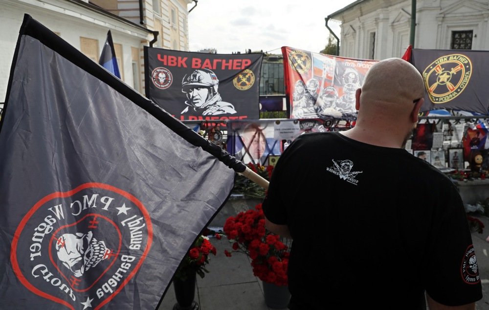 A man pays tribute to the Wagner Group’s late chief Yevgeny Prigozhin at an informal memorial near the Kremlin in Moscow, Russia, October 2023. Photo: EPA-EFE/MAXIM SHIPENKOV