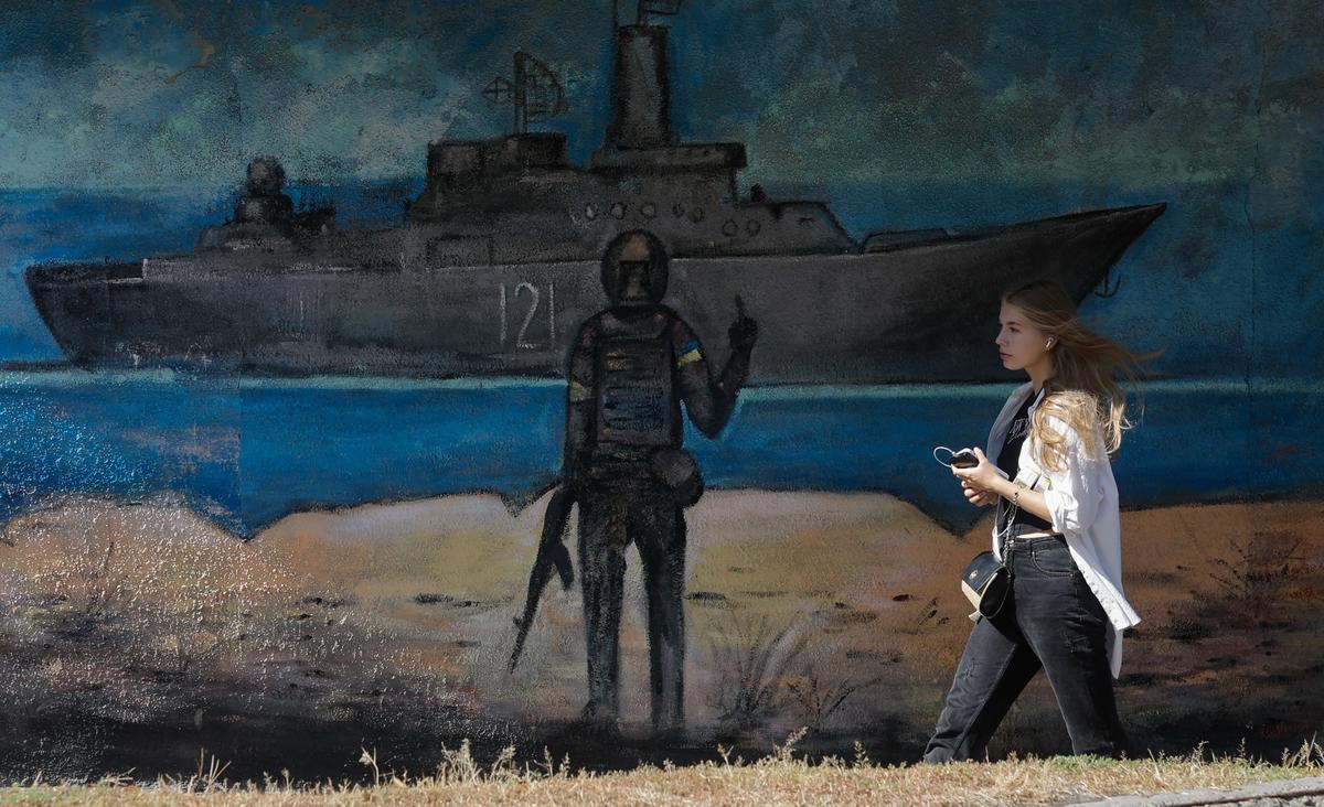 A Kyiv mural depicts the Ukrainian resistance to a Russian warship on Snake Island, off Ukraine’s Black Sea coast, 18 September 2023. Photo: EPA-EFE / SERGEY DOLZHENKO