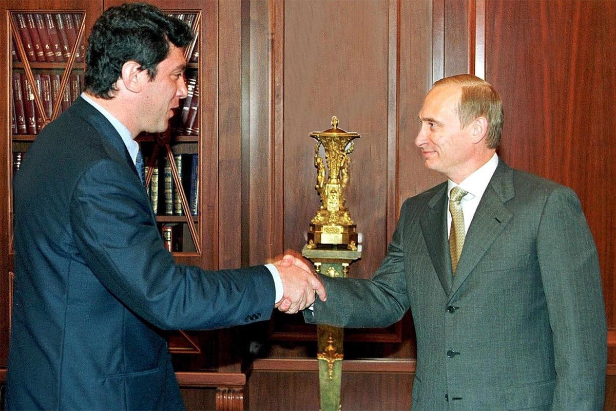 Фото: Борис Немцов с Владимиром Путиным, 4 июля 2000 года. Фото: Авторство: Wikimedia Commons,  Kremlin.ru , CC BY 4.0