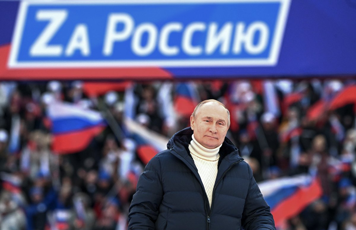 Путин выступает с речью во время праздничного концерта по случаю оккупации Крыма Россией на стадионе «Лужники» в Москве, 18 марта 2022 года. Фото: Рамиль Ситдиков / Спутник / EPA-EFE