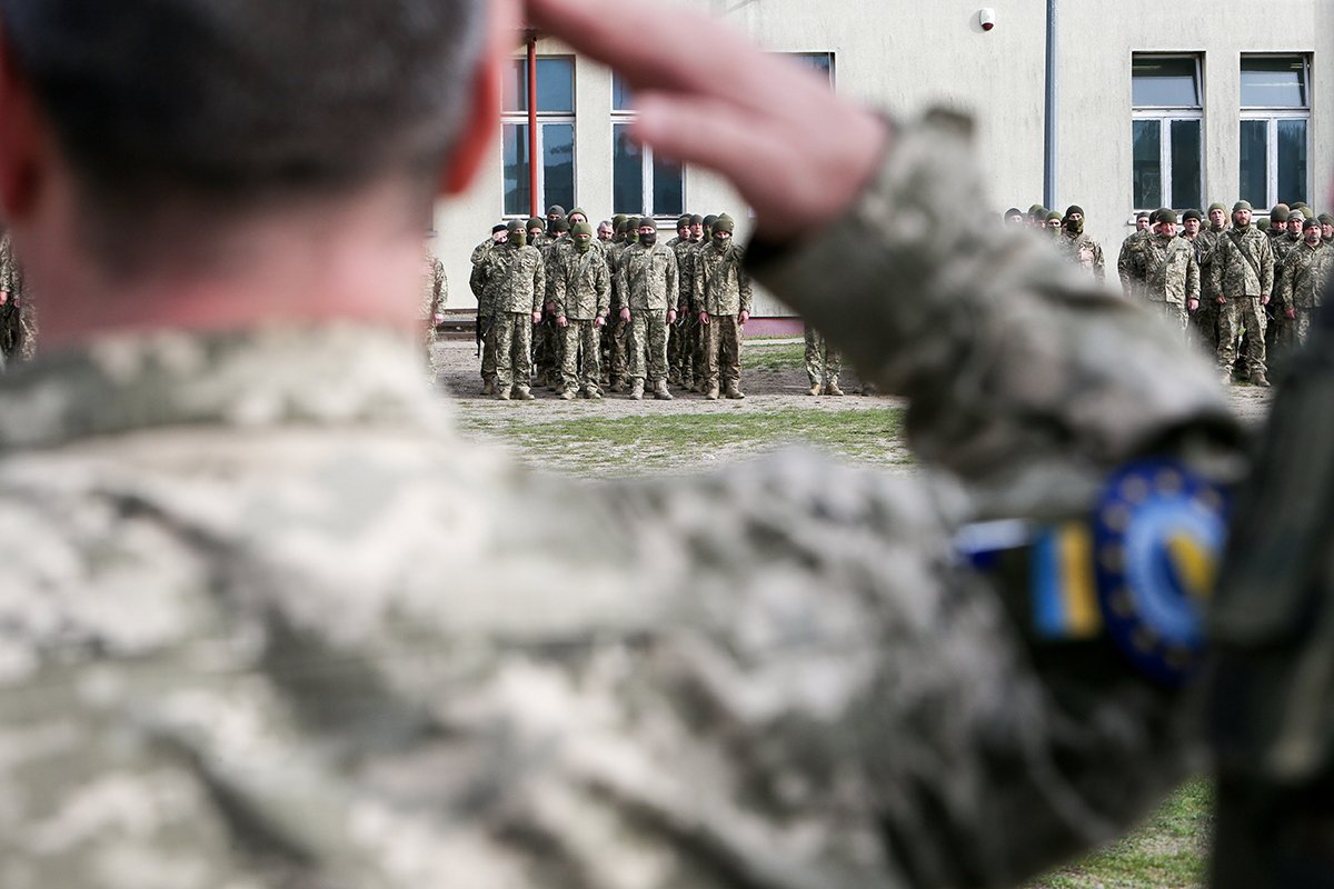 Украинские военнослужащие на торжественной церемонии завершения учений, проводимых Командованием общевойсковой подготовки в Варшаве, Польша, 5 апреля 2024 года. Фото: Lech Muszynski / EPA-EFE