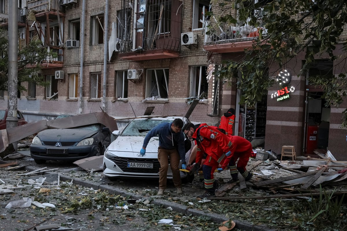 Медики эвакуируют раненого из жилого дома, Киев, Украина, 28 августа 2025 года. Фото: Reuters / Scanpix / LETA