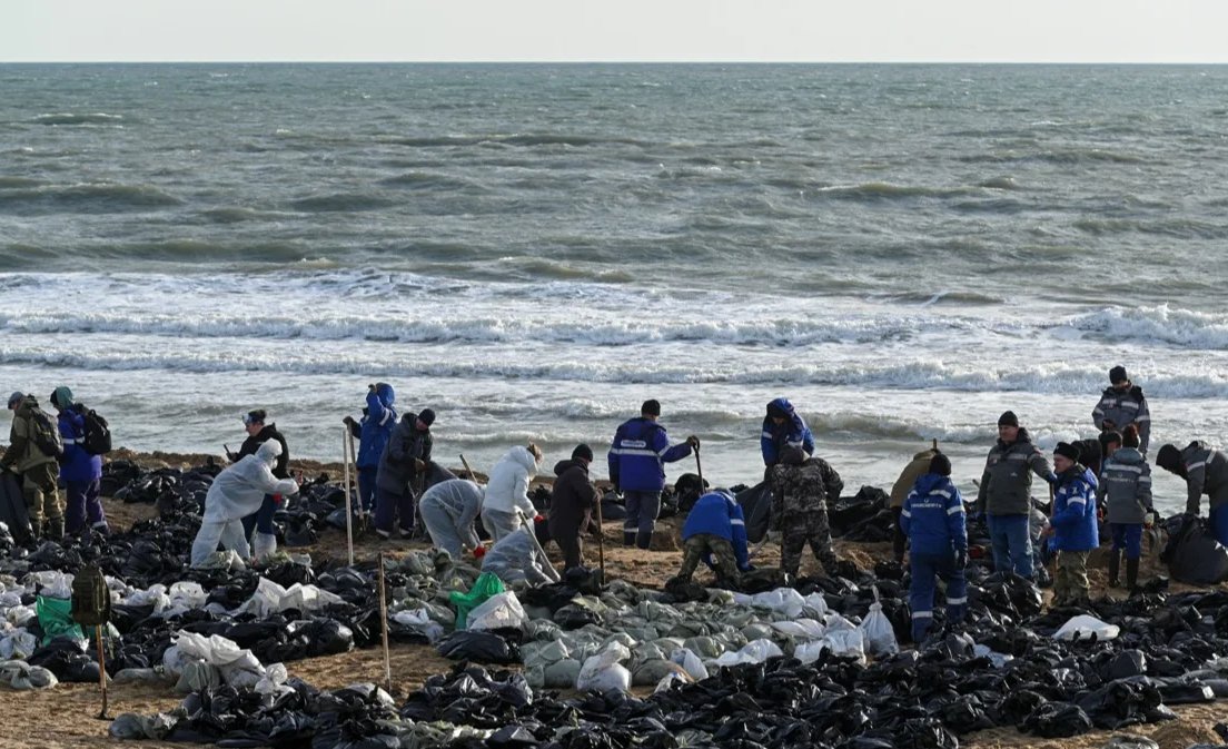 Volunteers clear a beach of oil, Anapa, Russia, 21 December 2024. Photo: Sergey Pivovarov / Reuters / Scanpix / LETA