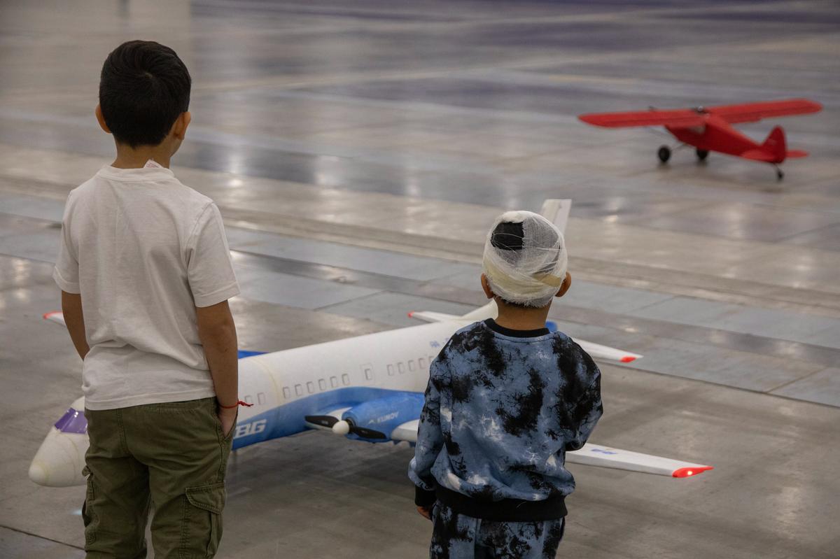 Дети у моделей самолетов на патриотическом фестивале. Фото: Дмитрий Цыганов, специально для «Новой газеты Европа»