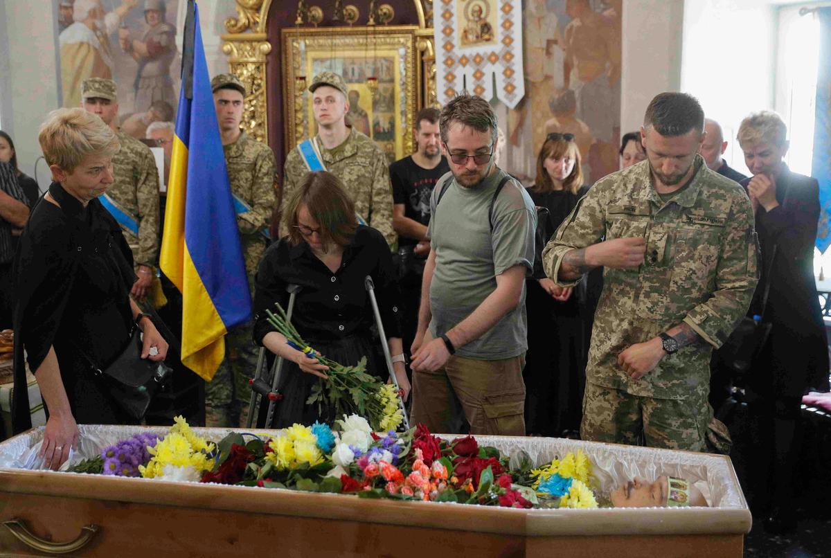 Прощание с погибшим украинским военным Назаром Матлаком. Фото: EPA-EFE / SERGEY DOLZHENKO