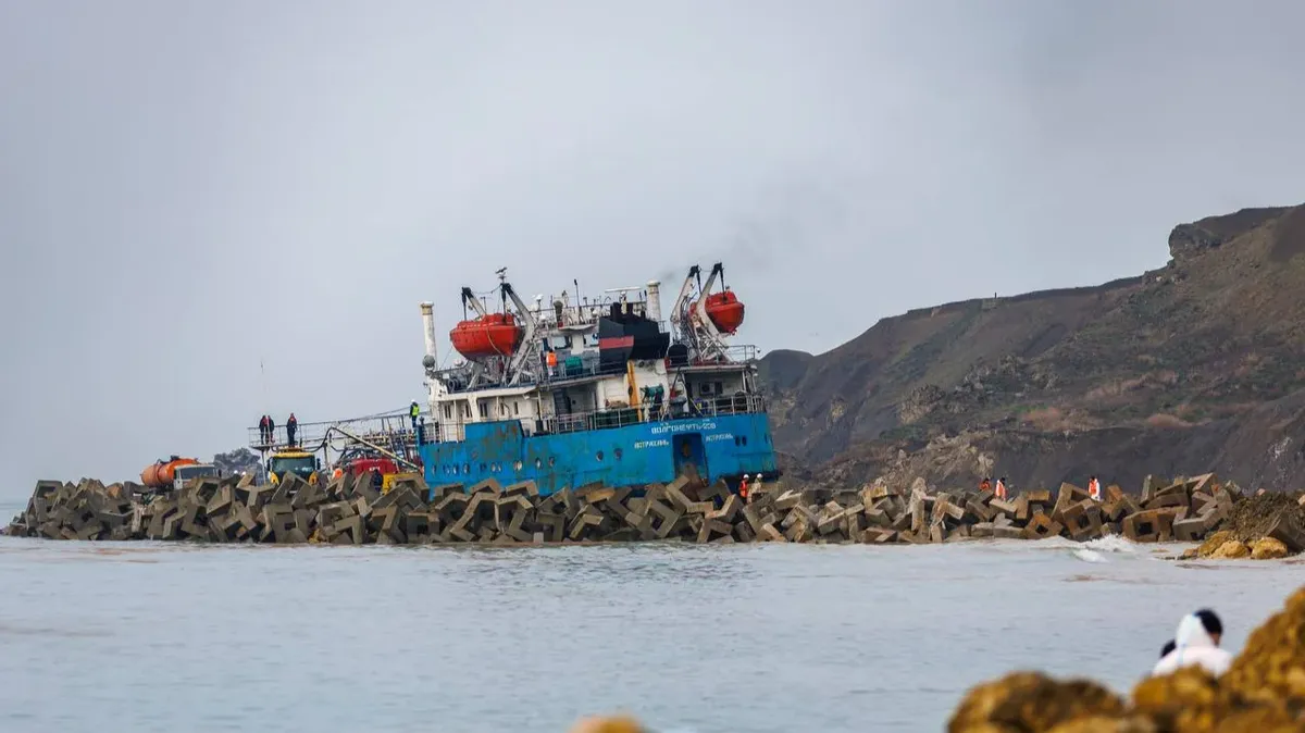 В правительстве России отчитались о завершении откачки мазута из танкера, потерпевшего крушение в Керченском проливе