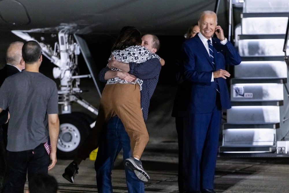 Evan Gershkovich hugs his mother, Ella Milman upon arrival at Andrews Air Base, Maryland, 1 August 2024. Photo: EPA-EFE / JIM LO SCALZO