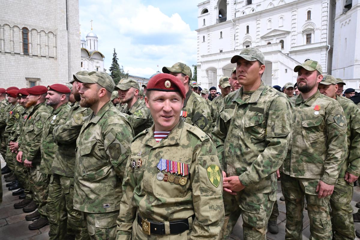 Российские военнослужащие стоят в строю перед обращением Владимира Путина, 27 июня 2023 г. Фото: EPA-EFE/SERGEY GUNEEV