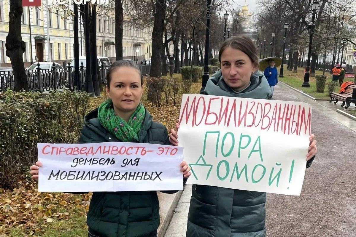 Wives of conscripts demanding the return of their husbands at the first protest in Moscow, 7 November. Photo: Important Stories / Telegram