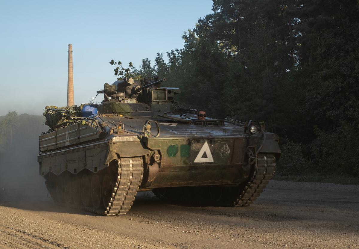 Ukrainian servicemen ride an armoured personnel carrier in the Sumy region near the border with Russia, 17 August 2024. Photo: EPA-EFE / GEORGE IVANCHENKO