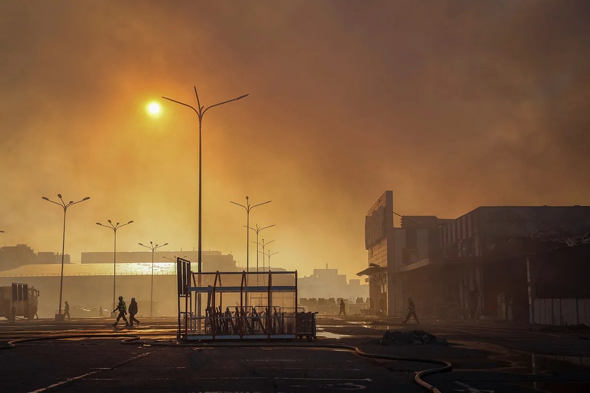 Firefighters continue to fight the blaze at the Epitsentr hypermarket as the sun goes down, May 25, 2024. Photo: Oleksandr Ratushniak / Reuters / Scanpix / LETA