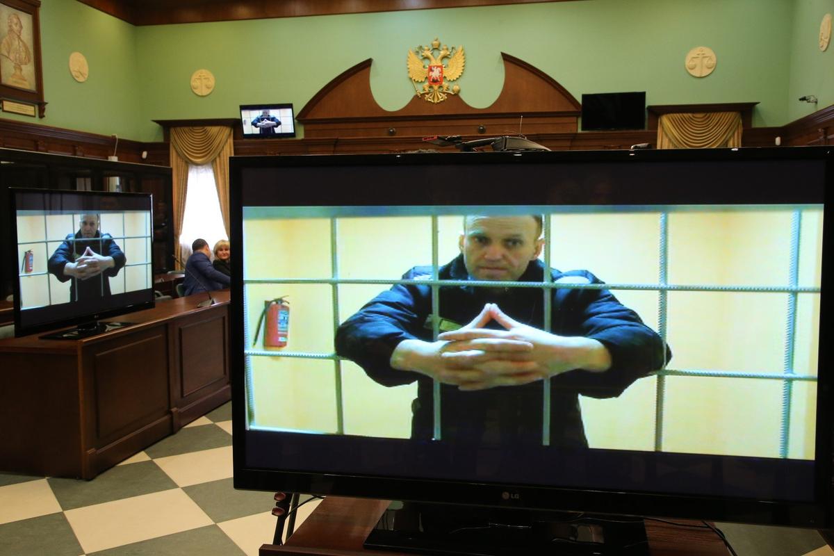 Алексей Навальный в зале суда по видеосвязи, май 2022 года. Фото: Contributor / Getty Images