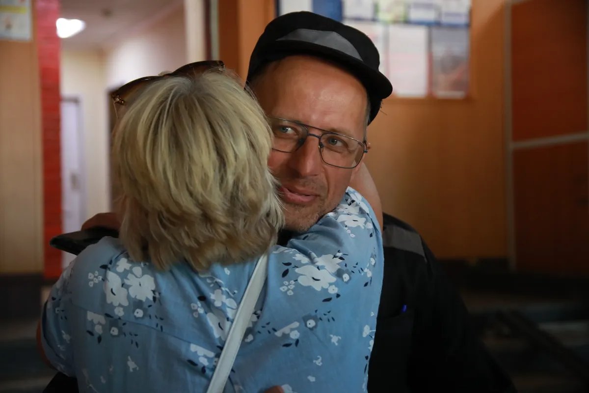 Dmitry Skurikhin greeted by his mother as he leaves the prison. Photo: Dmitry Tsyganov