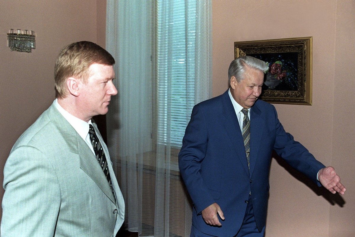 Борис Ельцин приветствует Анатолия Чубайса во время их встречи в Москве, Россия, 12 июля 1995 года. Фото: Дмитрий Соколов / EPA