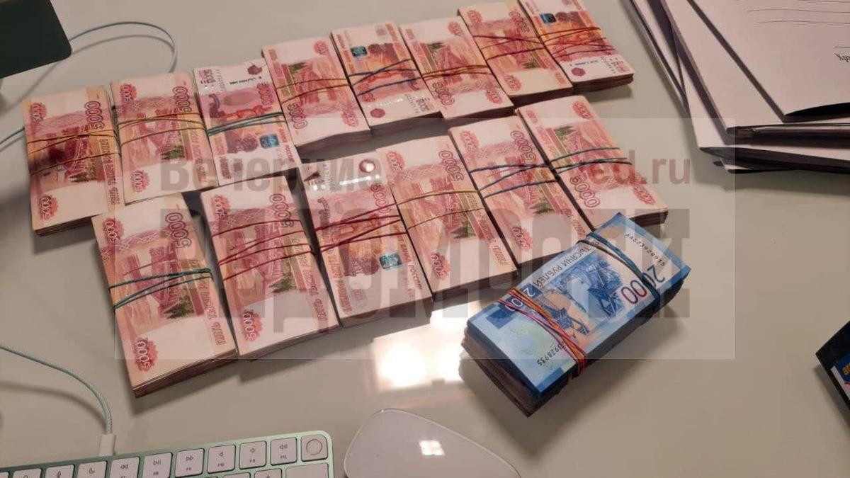 Пачки денег, изъятые при обыске у Евгения Тетерина. Фото: Телеграм-канал «Вечерние ведомости»