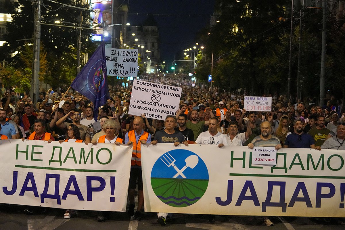 Njerëzit mbajnë postera me fjalët "Ne nuk do të dorëzohemi në Yadar!" dhe marshim për të protestuar kundër ndotjes së mjedisit dhe shfrytëzimit të një miniere litiumi në Beograd, Serbi, të shtunën, më 10 gusht 2024. Foto: Darko Vojinoviç / AP / Scanpix / LETA