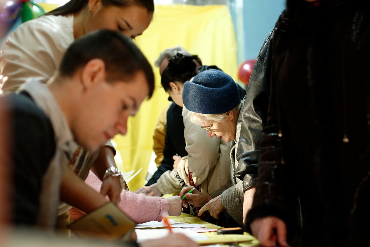 Жители Крыма на избирательном участке референдума, 16 марта 2014 года. Фото: Bulent Doruk / Anadolu Agency / Getty Images