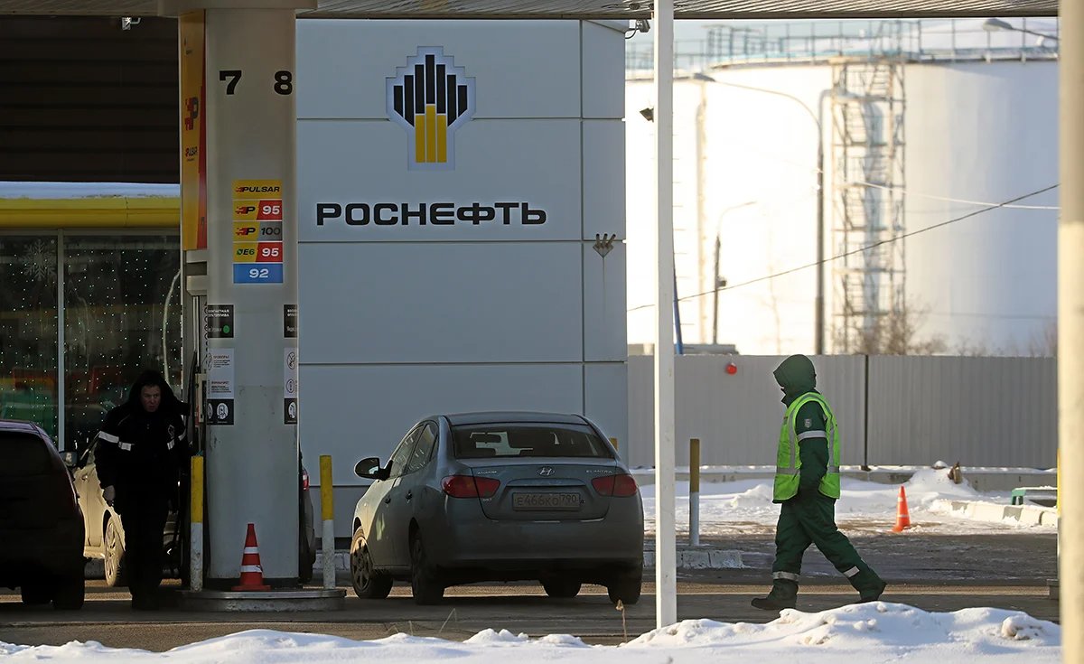 A petrol station belonging to Rosneft, one of the largest Russian oil producing companies, in Moscow. Photo: Maxim Shipenkov / EPA-EFE