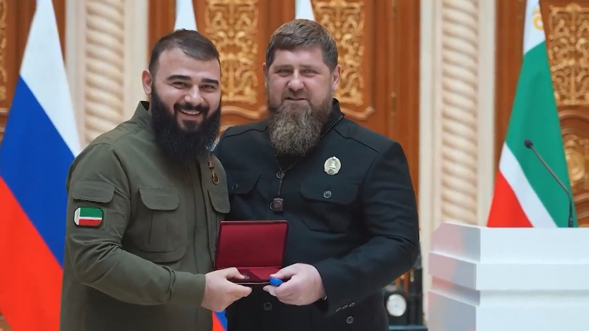 Рамзан Кадыров награждает Хамзата Кадырова орденом за заслуги перед отечеством, 9 ноября 2023 года. Фото:  Рамзан Кадыров  / VK