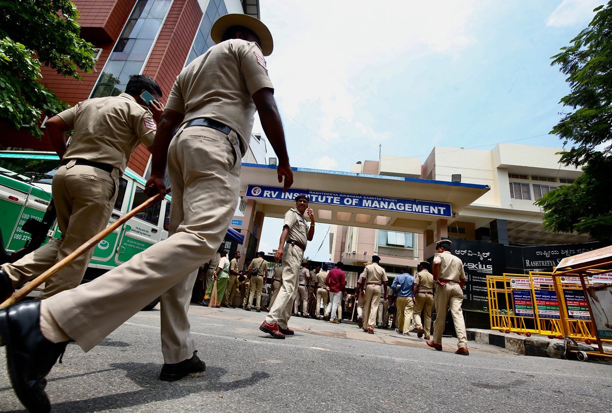 Индийские полицейские у участков для подсчета голосов перед объявлением результатов выборов в Бангалоре, Индия, 3 июня 2024 года. Фото: Jagadeesh Nv / EPA-EFE