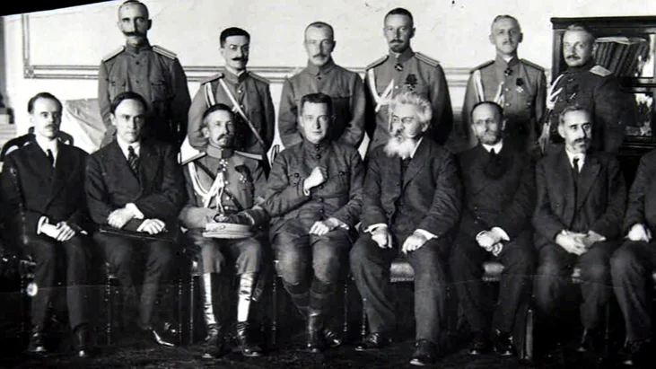 А.Ф. Керенский и Л.Г. Корнилов в группе членов Временного правительства. Фото: Российский государственный архив кинофотодокументов