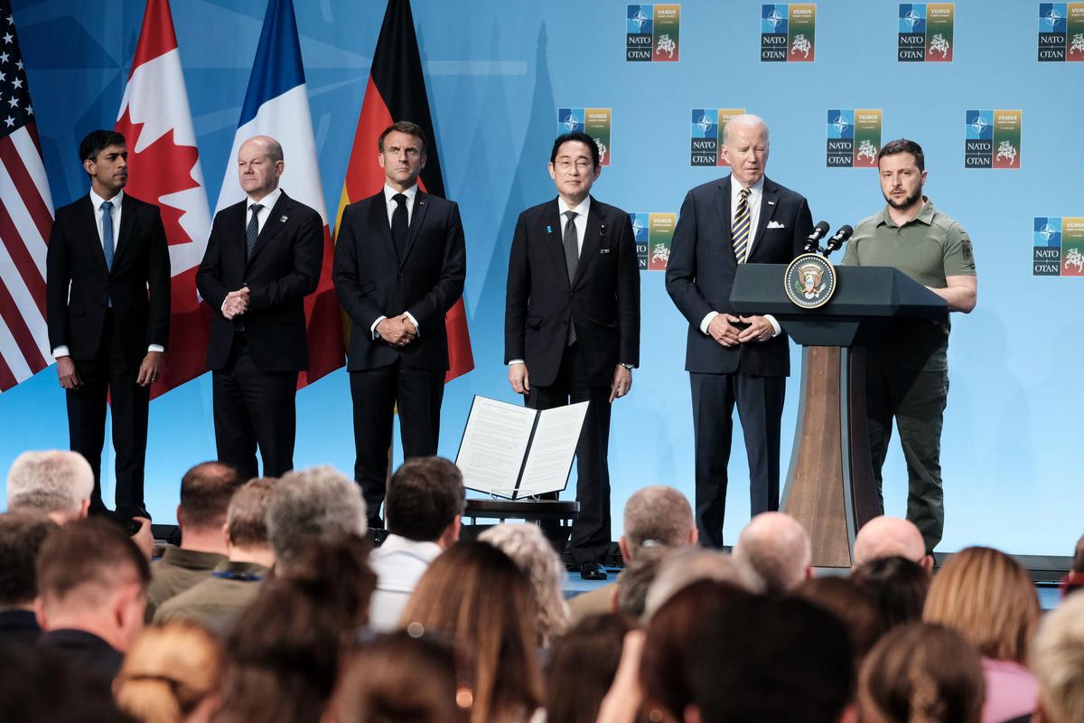 Владимир Зеленский и (слева направо) Риши Сунак, Олаф Шольц, Эммануэль Макрон, Фумио Кишидо и Джо Байден на пресс-конференции, посвященной принятию «Совместной декларации о поддержке Украина представлена странами G7 и ЕС во время саммита НАТО в Вильнюсе, Литва, 12 июля 2023 г. Фото: EPA-EFE/VALDA KALNINA
