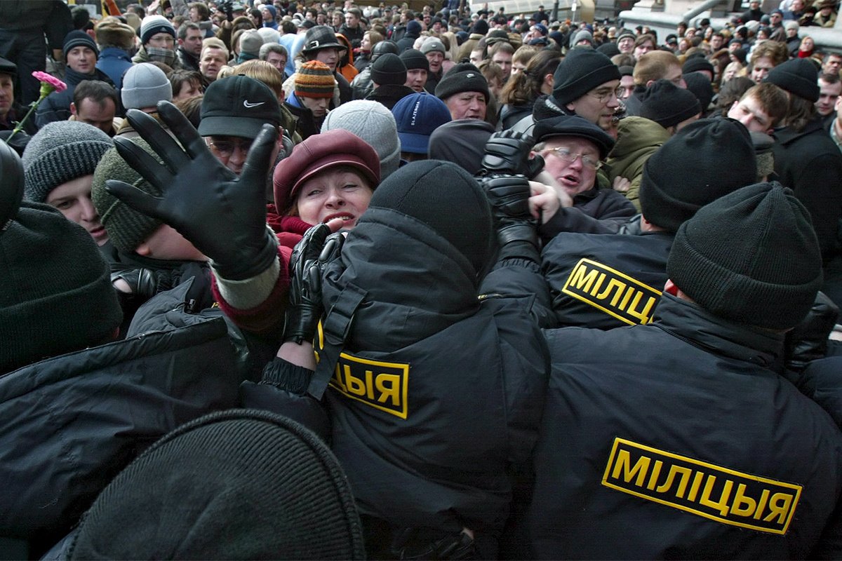 Спецназ разгоняет сторонников белорусской оппозиции во время марша по проспекту Независимости в Минске, 25 марта 2006 года. Фото: Андрей Лянкевич / EPA