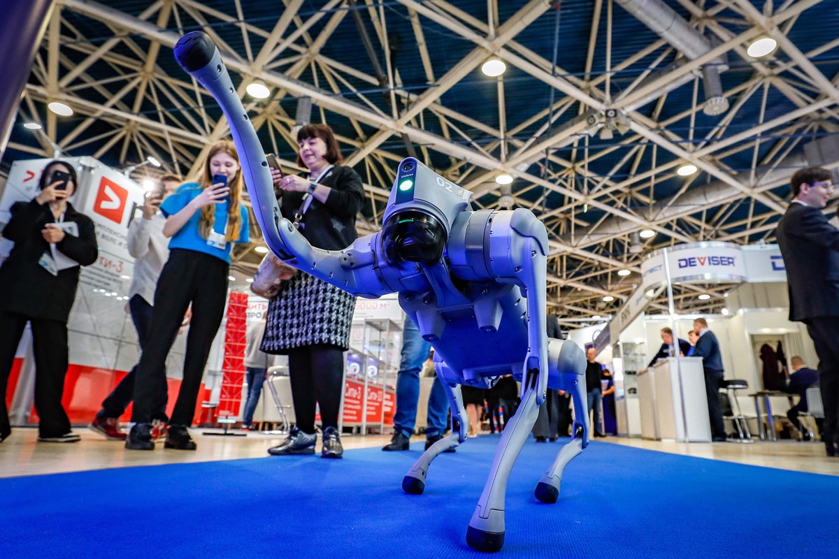 Робот-собака на Российской неделе высоких технологий «RWHT 2024» в Москве, 23 апреля 2024 года. Фото: Юрий Кочетков / EPA-EFE