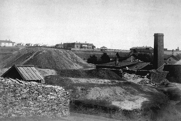 Район юзовского металлургического завода, на втором плане дом Юза, 1888 год. Фото: Фонд Донецкого краеведческого музея