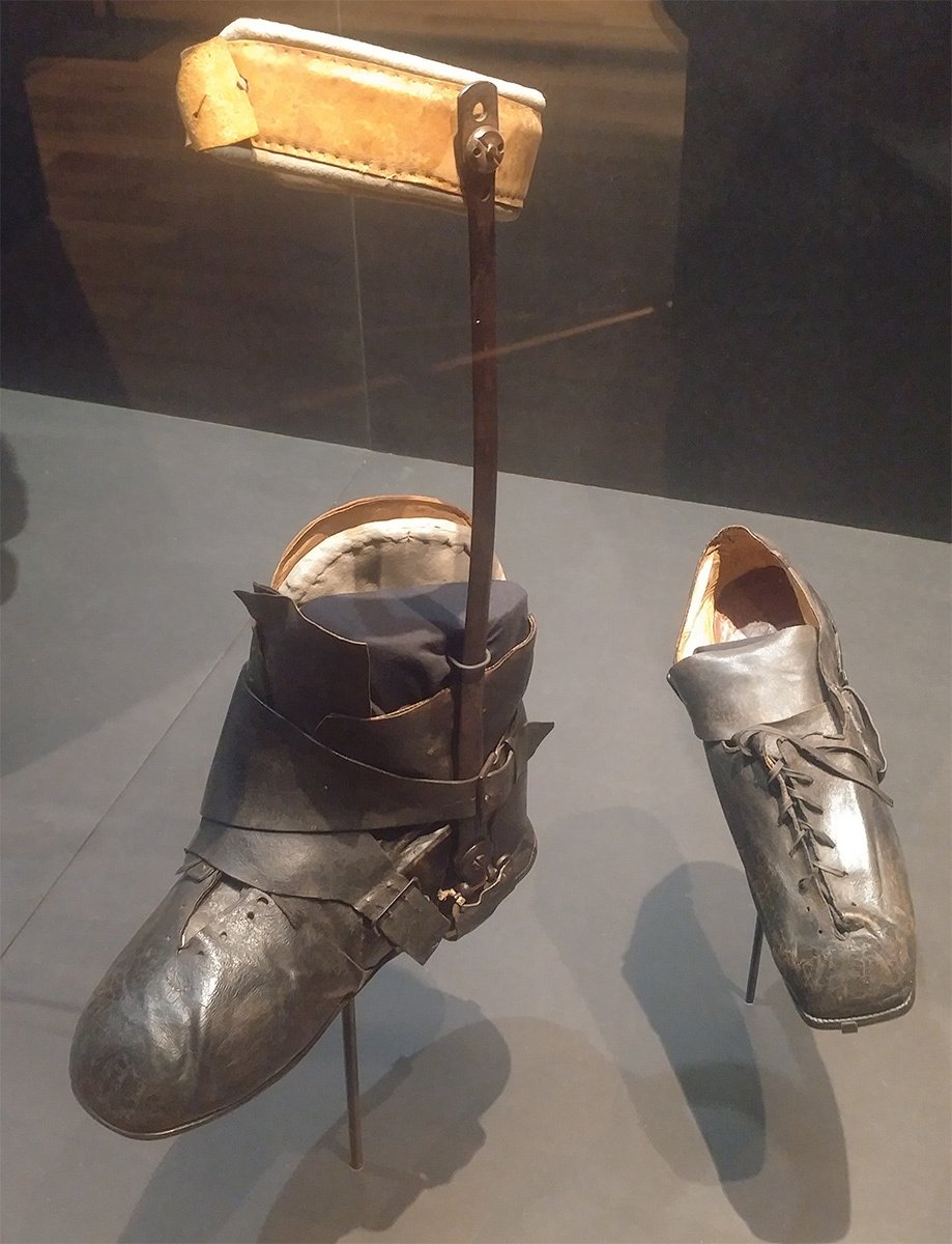 Ортопедическая обувь Шарля-Мориса де Талейрана-Перигора, хранящаяся в замке Валенсе, фото: S. Veyrié / Wikimedia (CC BY-SA 4.0 DEED)