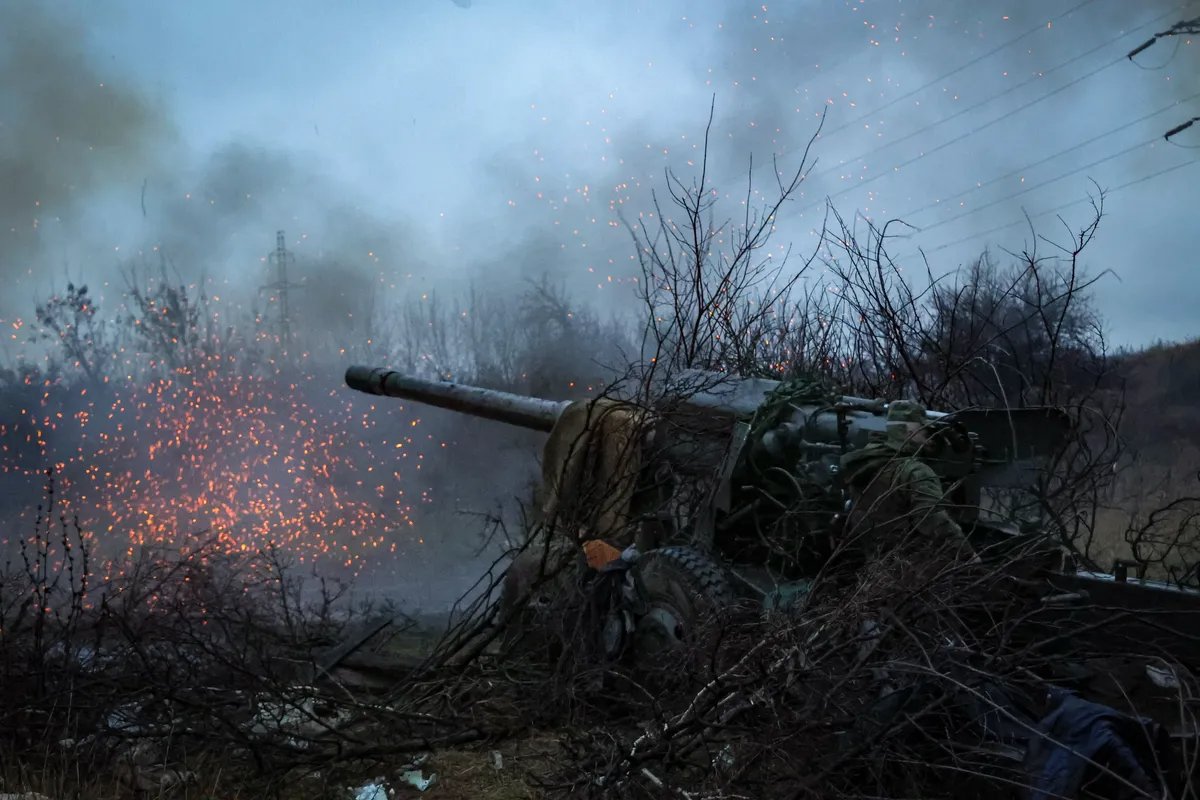 Troops firing a field gun near Avdiivka in eastern Ukraine. Photo: Alessandro Guerra / EPA-EFE
