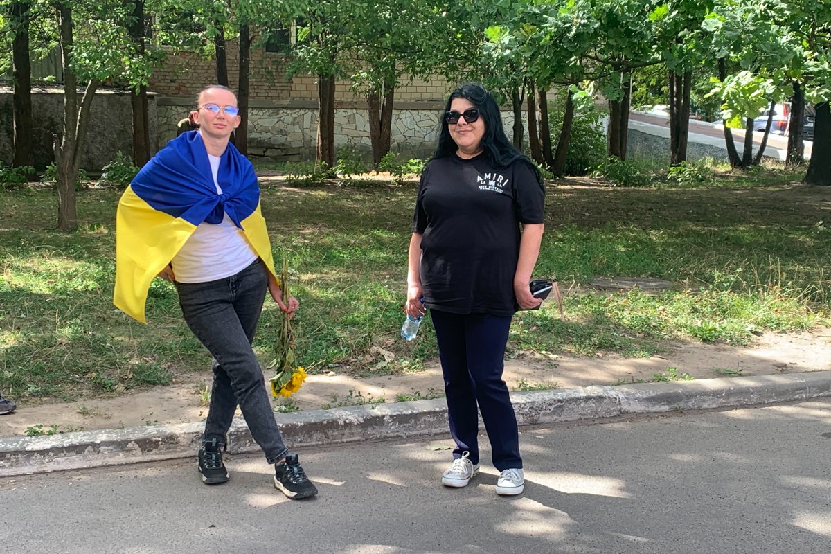 Гайдэ Ризаева и бывшая гражданская пленная Вера Бирюк ждут встречи с подругами, которые только что вышли на свободу. Фото: Ольга Мусафирова