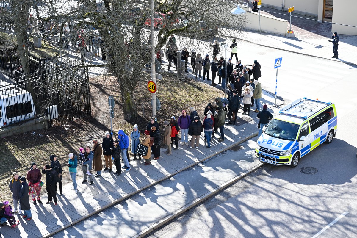Россияне, проживающие в Швеции, стоят в очереди в полдень у здания посольства РФ, чтобы проголосовать на выборах президента России, в Стокгольме, Швеция, 17 марта 2024 года. Фото: Jessica Gow / EPA-EFE