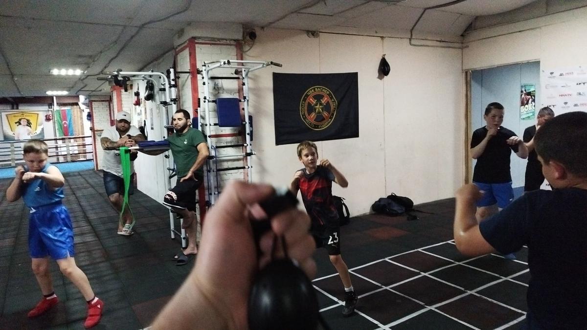 Центр по набору в ЧВК в петербургском бойцовском клубе «Монарх». Фото: «Вконтакте»