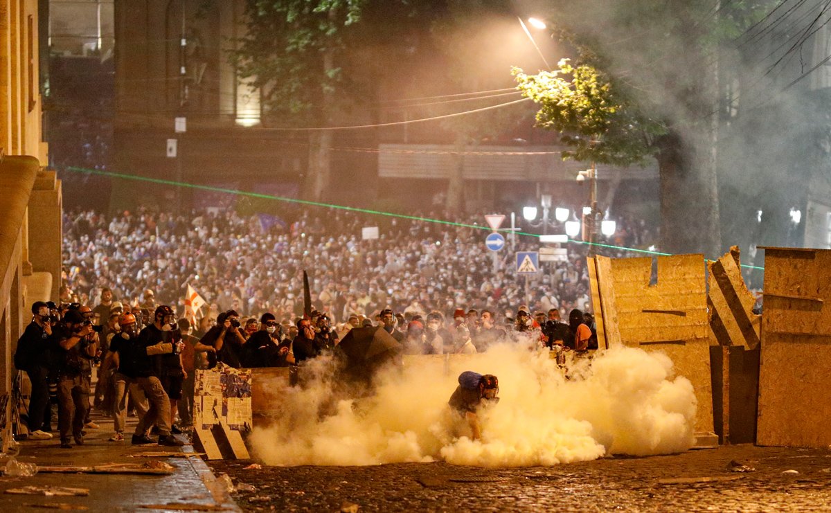 Столкновение протестующих с грузинским ОМОНом 1 мая. Фото: David Mdzinarishvili / EPA-EFE