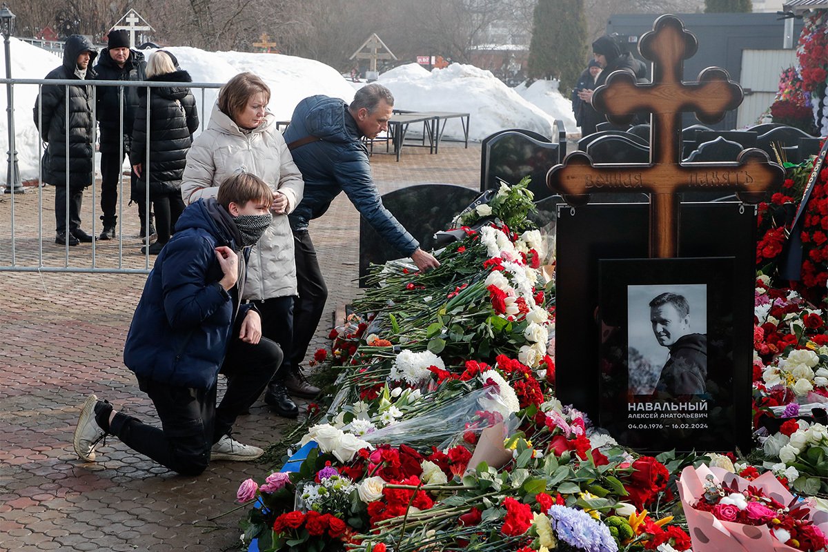 Люди возлагают цветы на могилу Навального на Борисовском кладбище в Москве, 2 марта 2024 года. Фото: Максим Шипенков / EPA-EFE