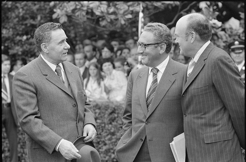 Henry Kissinger (në mes) dhe një burrë tjetër bisedojnë me Ministrin e Jashtëm Sovjetik Andrei Gromyko (majtas) gjatë vizitës së liderit sovjetik Leonid Brezhnev në Uashington, 18 qershor 1971. Foto: Koleksioni fotografik i revistës US News & World Report (Biblioteka e Kongresit)