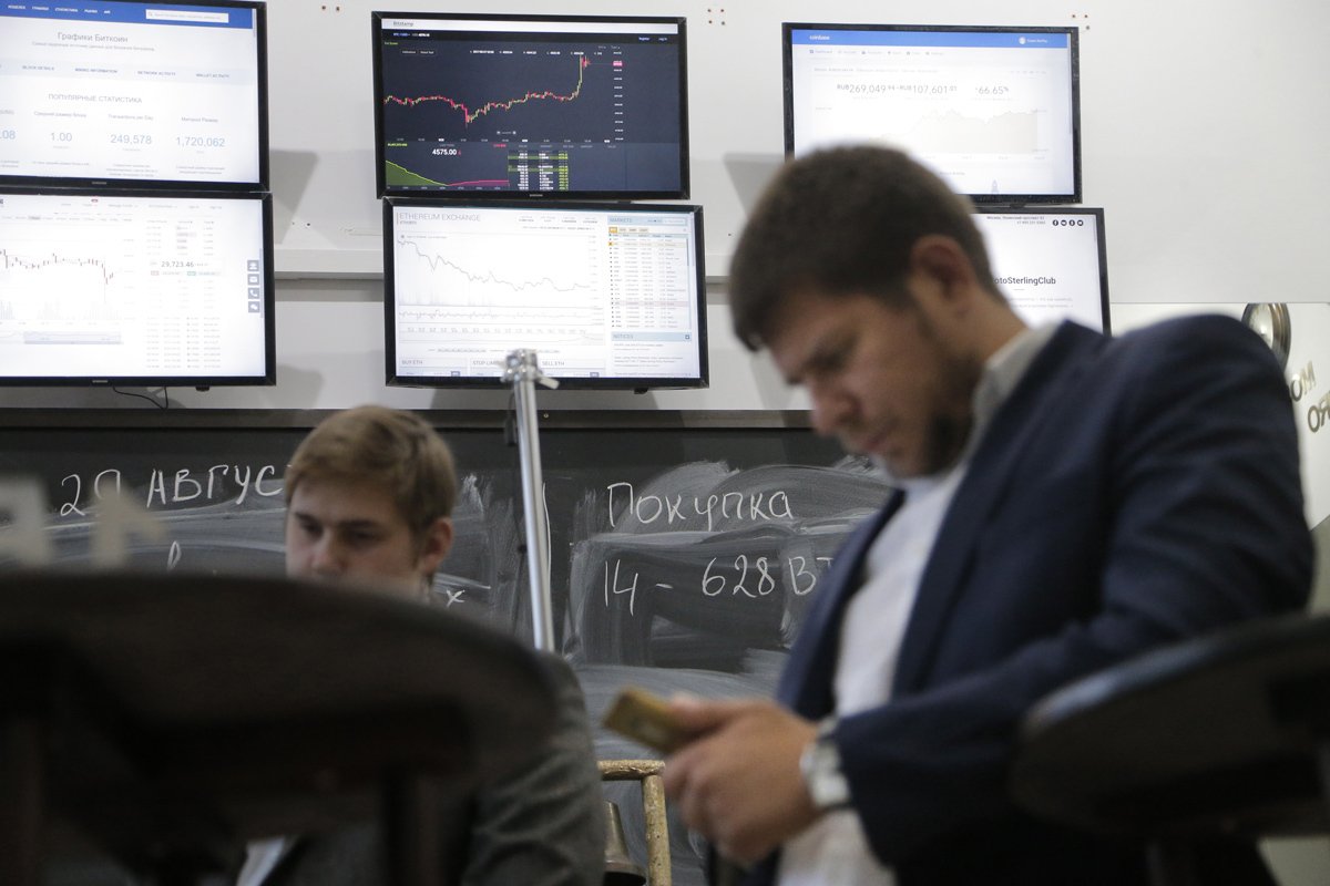 Криптовалютная биржа в Москве. Фото: Максим Шипенков / EPA-EFE