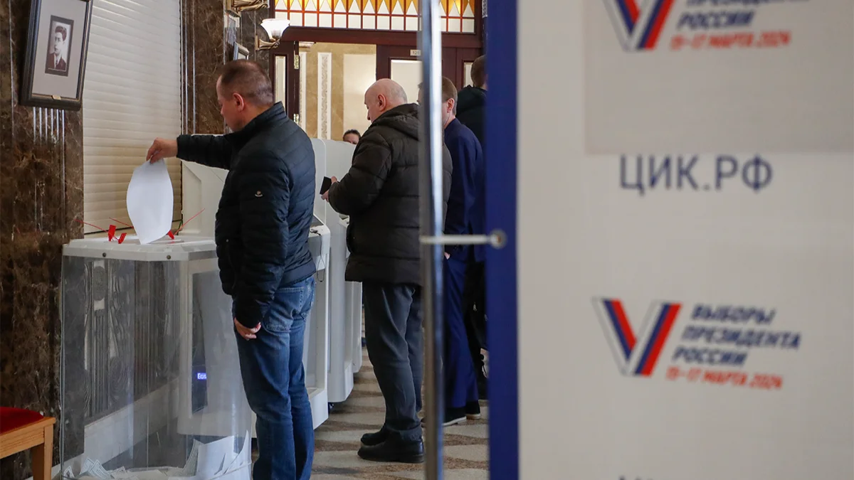 Коктейль Молотова, зеленка и очередь на ДЭГ. Первый день голосования на выборах президента России