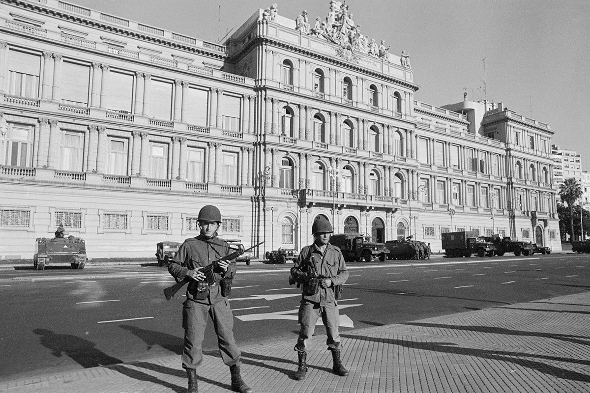 Солдаты перед Президентским дворцом в Буэнос-Айресе, 24 марта 1976 года. Фото: Bettmann / Kontributor / Getty Images